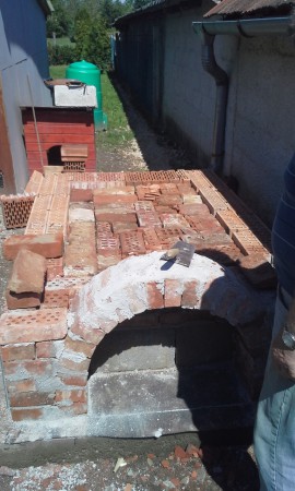  Tűztér alja 5-10cm.tömörített homok afölé 30-35 cm. tört tömörített üveg arra ujra 5 cm. homok amire az agyag kerül és abba tesszük a csiszolt téglákat amik adják a sütőtér aljátkicsi fugával raktam a fugákat híg agyaggal öntöttem ki 