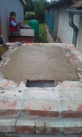 Így nézett ki a sütőtér a fugázást követően jóll látszik a tisztító hamuzó nyílás is